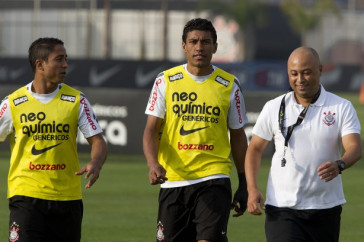 Jorge Henrique, Paulinho, que foi convocado para a Selecao Brasileira, e o preparador f�sico Eduardo Silva, durante o treino do Corinthians esta tarde no CT Joaquim Grava, no Parque Ecol�gico do Tiete. O time se prepara para o jogo contra o Flamengo, quinta-feira a noite, dia 08/09, no est�dio do Pacaembu, v�lida pela 22� rodada do Brasileir�o 2011