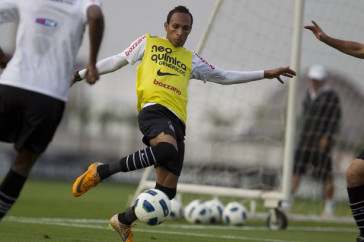 Liedson durante o treino do Corinthians esta tarde no CT Joaquim Grava, no Parque Ecol�gico do Tiete. O time se prepara para o jogo contra o Flamengo, quinta-feira a noite, dia 08/09, no est�dio do Pacaembu, v�lida pela 22� rodada do Brasileir�o 2011
