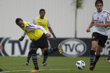 Liedson e Paulo Andr� durante o treino do Corinthians esta tarde no CT Joaquim Grava, no Parque Ecol�gico do Tiete. O time se prepara para o jogo contra o Flamengo, quinta-feira a noite, dia 08/09, no est�dio do Pacaembu, v�lida pela 22� rodada do Brasileir�o 2011