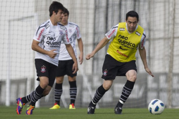 Nene Bonilha e Chic�o durante o treino do Corinthians esta tarde no CT Joaquim Grava, no Parque Ecol�gico do Tiete. O time se prepara para o jogo contra o Flamengo, quinta-feira a noite, dia 08/09, no est�dio do Pacaembu, v�lida pela 22� rodada do Brasileir�o 2011