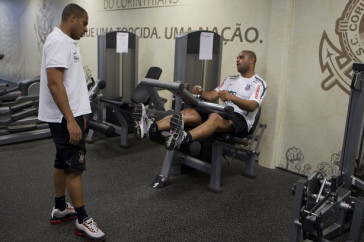 O atacante Adriano continua sua tratamento com o fisioterapeuta Caio Mello durante o treino do Corinthians esta tarde no CT Joaquim Grava, no Parque Ecol�gico do Tiete. O time se prepara para o jogo contra o Flamengo, quinta-feira a noite, dia 08/09, no est�dio do Pacaembu, v�lida pela 22� rodada do Brasileir�o 2011