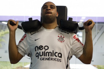 O atacante Adriano continua sua tratamento com o fisioterapeuta Caio Mello durante o treino do Corinthians esta tarde no CT Joaquim Grava, no Parque Ecol�gico do Tiete. O time se prepara para o jogo contra o Flamengo, quinta-feira a noite, dia 08/09, no est�dio do Pacaembu, v�lida pela 22� rodada do Brasileir�o 2011