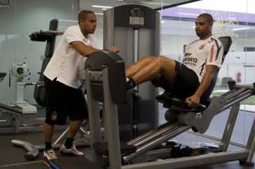O atacante Adriano continua sua tratamento com o fisioterapeuta Caio Mello durante o treino do Corinthians esta tarde no CT Joaquim Grava, no Parque Ecol�gico do Tiete. O time se prepara para o jogo contra o Flamengo, quinta-feira a noite, dia 08/09, no est�dio do Pacaembu, v�lida pela 22� rodada do Brasileir�o 2011