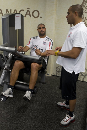 O atacante Adriano continua sua tratamento com o fisioterapeuta Caio Mello durante o treino do Corinthians esta tarde no CT Joaquim Grava, no Parque Ecol�gico do Tiete. O time se prepara para o jogo contra o Flamengo, quinta-feira a noite, dia 08/09, no est�dio do Pacaembu, v�lida pela 22� rodada do Brasileir�o 2011