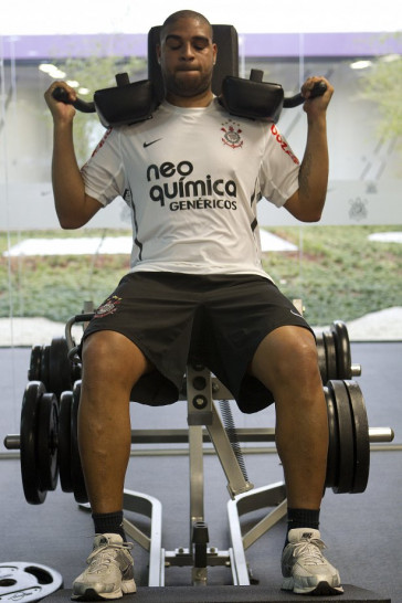 O atacante Adriano continua sua tratamento com o fisioterapeuta Caio Mello durante o treino do Corinthians esta tarde no CT Joaquim Grava, no Parque Ecol�gico do Tiete. O time se prepara para o jogo contra o Flamengo, quinta-feira a noite, dia 08/09, no est�dio do Pacaembu, v�lida pela 22� rodada do Brasileir�o 2011