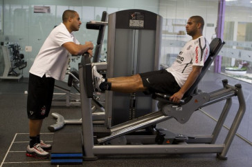 O atacante Adriano continua sua tratamento com o fisioterapeuta Caio Mello durante o treino do Corinthians esta tarde no CT Joaquim Grava, no Parque Ecol�gico do Tiete. O time se prepara para o jogo contra o Flamengo, quinta-feira a noite, dia 08/09, no est�dio do Pacaembu, v�lida pela 22� rodada do Brasileir�o 2011