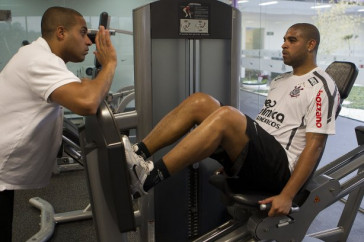 O atacante Adriano continua sua tratamento com o fisioterapeuta Caio Mello durante o treino do Corinthians esta tarde no CT Joaquim Grava, no Parque Ecol�gico do Tiete. O time se prepara para o jogo contra o Flamengo, quinta-feira a noite, dia 08/09, no est�dio do Pacaembu, v�lida pela 22� rodada do Brasileir�o 2011