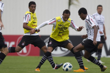 Paulinho, Liedson e Edenilson durante o treino do Corinthians esta tarde no CT Joaquim Grava, no Parque Ecol�gico do Tiete. O time se prepara para o jogo contra o Flamengo, quinta-feira a noite, dia 08/09, no est�dio do Pacaembu, v�lida pela 22� rodada do Brasileir�o 2011