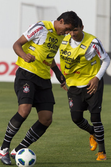 Paulinho, que foi convocado para a Selecao Brasileira, e Liedson, que volta ao time titular durante o treino do Corinthians esta tarde no CT Joaquim Grava, no Parque Ecol�gico do Tiete. O time se prepara para o jogo contra o Flamengo, quinta-feira a noite, dia 08/09, no est�dio do Pacaembu, v�lida pela 22� rodada do Brasileir�o 2011