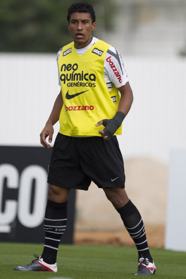 Paulinho, que foi convocado para a Selecao Brasileira, durante o treino do Corinthians esta tarde no CT Joaquim Grava, no Parque Ecol�gico do Tiete. O time se prepara para o jogo contra o Flamengo, quinta-feira a noite, dia 08/09, no est�dio do Pacaembu, v�lida pela 22� rodada do Brasileir�o 2011