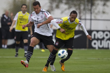 Taubate e Liedson durante o treino do Corinthians esta tarde no CT Joaquim Grava, no Parque Ecol�gico do Tiete. O time se prepara para o jogo contra o Flamengo, quinta-feira a noite, dia 08/09, no est�dio do Pacaembu, v�lida pela 22� rodada do Brasileir�o 2011