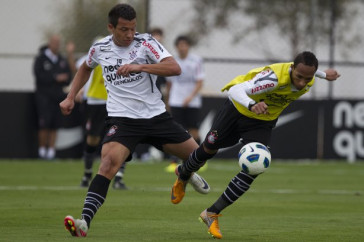 Taubate e Liedson durante o treino do Corinthians esta tarde no CT Joaquim Grava, no Parque Ecol�gico do Tiete. O time se prepara para o jogo contra o Flamengo, quinta-feira a noite, dia 08/09, no est�dio do Pacaembu, v�lida pela 22� rodada do Brasileir�o 2011