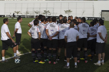 Tite conversa com os jogadores durante o treino do Corinthians esta tarde no CT Joaquim Grava, no Parque Ecol�gico do Tiete. O time se prepara para o jogo contra o Flamengo, quinta-feira a noite, dia 08/09, no est�dio do Pacaembu, v�lida pela 22� rodada do Brasileir�o 2011