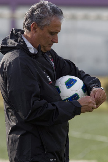 Tite durante o treino do Corinthians esta tarde no CT Joaquim Grava, no Parque Ecol�gico do Tiete. O time se prepara para o jogo contra o Flamengo, quinta-feira a noite, dia 08/09, no est�dio do Pacaembu, v�lida pela 22� rodada do Brasileir�o 2011
