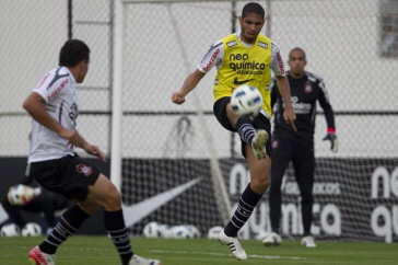 Wallace durante o treino do Corinthians esta tarde no CT Joaquim Grava, no Parque Ecol�gico do Tiete. O time se prepara para o jogo contra o Flamengo, quinta-feira a noite, dia 08/09, no est�dio do Pacaembu, v�lida pela 22� rodada do Brasileir�o 2011