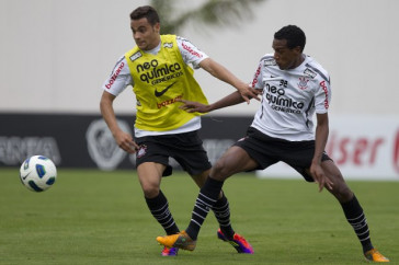 Welder e Edenilson durante o treino do Corinthians esta tarde no CT Joaquim Grava, no Parque Ecol�gico do Tiete. O time se prepara para o jogo contra o Flamengo, quinta-feira a noite, dia 08/09, no est�dio do Pacaembu, v�lida pela 22� rodada do Brasileir�o 2011
