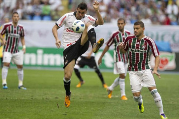 Leandro Cast�n e Edinho durante a partida entre Fluminense x Corinthians, realizada esta tarde no est�dio do Engenh�o, na cidade do Rio de Janeiro, pela 23� rodada do Campeonato Brasileiro de 2011