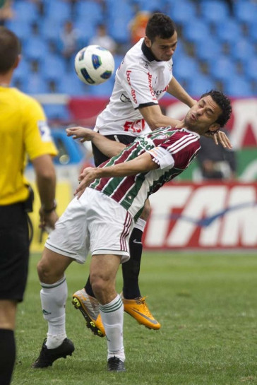 Leandro Cast�n e Fred durante a partida entre Fluminense x Corinthians, realizada esta tarde no est�dio do Engenh�o, na cidade do Rio de Janeiro, pela 23� rodada do Campeonato Brasileiro de 2011