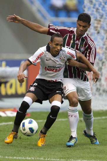 Liedson e Gum durante a partida entre Fluminense x Corinthians, realizada esta tarde no est�dio do Engenh�o, na cidade do Rio de Janeiro, pela 23� rodada do Campeonato Brasileiro de 2011