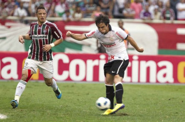 Marquinho e William durante a partida entre Fluminense x Corinthians, realizada esta tarde no est�dio do Engenh�o, na cidade do Rio de Janeiro, pela 23� rodada do Campeonato Brasileiro de 2011