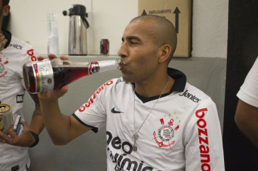 Emerson comemoram o titulo nos vesti�rios antes da partida entre Corinthians x Palmeiras, realizada esta tarde no est�dio do Pacaembu, v�lida pela 38� rodada do Campeonato Brasileiro de 2011