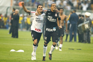 Fabio Santos e Danilo Fernandes durante a partida entre Corinthians x Palmeiras, realizada esta tarde no est�dio do Pacaembu, v�lida pela 38� rodada do Campeonato Brasileiro de 2011