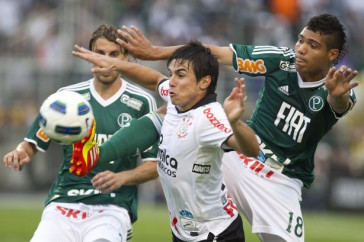 Henrique; Willian e Gerley durante a partida entre Corinthians x Palmeiras, realizada esta tarde no est�dio do Pacaembu, v�lida pela 38� rodada do Campeonato Brasileiro de 2011