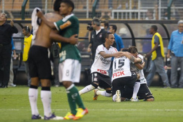 Jogadores comemoram o titulo durante a partida entre Corinthians x Palmeiras, realizada esta tarde no est�dio do Pacaembu, v�lida pela 38� rodada do Campeonato Brasileiro de 2011