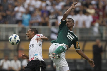 Liedson e Jo�o Vitor durante a partida entre Corinthians x Palmeiras, realizada esta tarde no est�dio do Pacaembu, v�lida pela 38� rodada do Campeonato Brasileiro de 2011