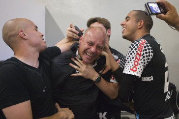 Os goleiros cortam o cabelo do treinador de goleiros Mauri Lima comemorando o titulo nos vesti�rios antes da partida entre Corinthians x Palmeiras, realizada esta tarde no est�dio do Pacaembu, v�lida pela 38� rodada do Campeonato Brasileiro de 2011