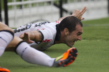 Danilo comemroa seu gol durante a partida entre Corinthians x S�o Paulo, realizada esta tarde no est�dio do Pacaembu, pela 7� rodada do Campeonato Paulista de 2012