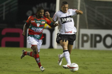 Henrique e Ralf durante a partida entre Portuguesa x Corinthians, realizada esta noite no est�dio do Pacaembu, v�lida pela 9� rodada do Campeonato Paulista de 2012
