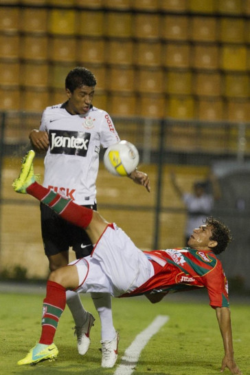 Paulinho e Rai durante a partida entre Portuguesa x Corinthians, realizada esta noite no est�dio do Pacaembu, v�lida pela 9� rodada do Campeonato Paulista de 2012