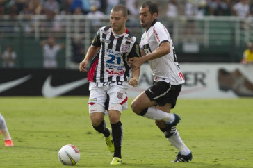 Bruno Formigoni e Danilo durante a partida entre Corinthians x Paulista de Jundia�/SP, realizada esta tarde no est�dio do Pacaembu, v�lida pela 18� rodada do Campeonato Paulista de 2012