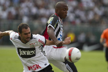 Danilo e Diego Ivo  durante a partida entre Corinthians x Paulista de Jundia�/SP, realizada esta tarde no est�dio do Pacaembu, v�lida pela 18� rodada do Campeonato Paulista de 2012