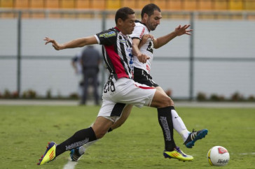 Diogo e Danilo durante a partida entre Corinthians x Paulista de Jundia�/SP, realizada esta tarde no est�dio do Pacaembu, v�lida pela 18� rodada do Campeonato Paulista de 2012