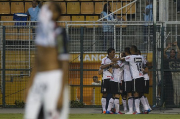 Jogadores comemora gol de Willian durante a partida entre Corinthians x Paulista de Jundia�/SP, realizada esta tarde no est�dio do Pacaembu, v�lida pela 18� rodada do Campeonato Paulista de 2012