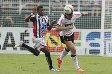 Richely e Leandro Cast�n durante a partida entre Corinthians x Paulista de Jundia�/SP, realizada esta tarde no est�dio do Pacaembu, v�lida pela 18� rodada do Campeonato Paulista de 2012
