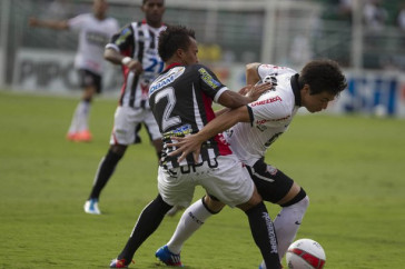 Samuel Xavier e Willian durante a partida entre Corinthians x Paulista de Jundia�/SP, realizada esta tarde no est�dio do Pacaembu, v�lida pela 18� rodada do Campeonato Paulista de 2012