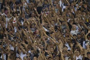 Torcida do Corinthians durante a partida entre Corinthians x Paulista de Jundia�/SP, realizada esta tarde no est�dio do Pacaembu, v�lida pela 18� rodada do Campeonato Paulista de 2012