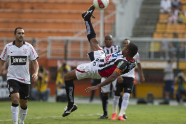 Wellington da uma bicicleta durante a partida entre Corinthians x Paulista de Jundia�/SP, realizada esta tarde no est�dio do Pacaembu, v�lida pela 18� rodada do Campeonato Paulista de 2012