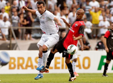 Douglas do Corinthians disputa a bola com o jogador Joilson do Atl�tico GO durante partida v�lida pelo Campeonato Brasileiro realizado no Serej�o