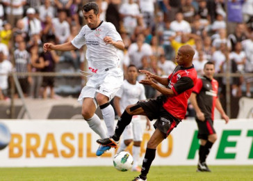 Douglas do Corinthians disputa a bola com o jogador Joilson do Atl�tico GO durante partida v�lida pelo Campeonato Brasileiro realizado no Serej�o