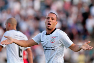 Guilherme do Corinthians comemora ap�s marca gol ontra a equipe do Atl�tico GO durante partida v�lida pelo Campeonato Brasileiro realizado no Serej�o