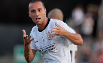 Guilherme do Corinthians comemora ap�s marca gol ontra a equipe do Atl�tico GO durante partida v�lida pelo Campeonato Brasileiro realizado no Serej�o