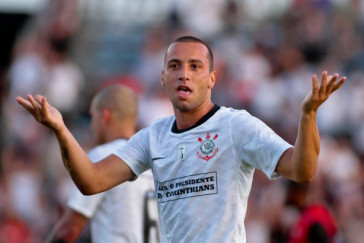 Guilherme do Corinthians comemora ap�s marca gol ontra a equipe do Atl�tico GO durante partida v�lida pelo Campeonato Brasileiro realizado no Serej�o