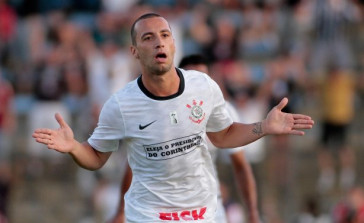 Guilherme do Corinthians comemora ap�s marca gol ontra a equipe do Atl�tico GO durante partida v�lida pelo Campeonato Brasileiro realizado no Serej�o