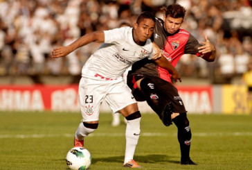 Jorge Henrique do Corinthians disputa a bola com o jogador Diogo do Atl�tico GO durante partida v�lida pelo Campeonato Brasileiro realizado no Serej�o