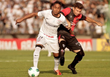 Jorge Henrique do Corinthians disputa a bola com o jogador Diogo do Atl�tico GO durante partida v�lida pelo Campeonato Brasileiro realizado no Serej�o