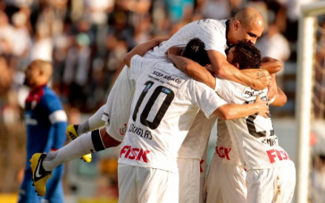 Martinez do Corinthians comemora ap�s marca golc ontra a equipe do Atl�tico GO durante partida v�lida pelo Campeonato Brasileiro realizado no Serej�o